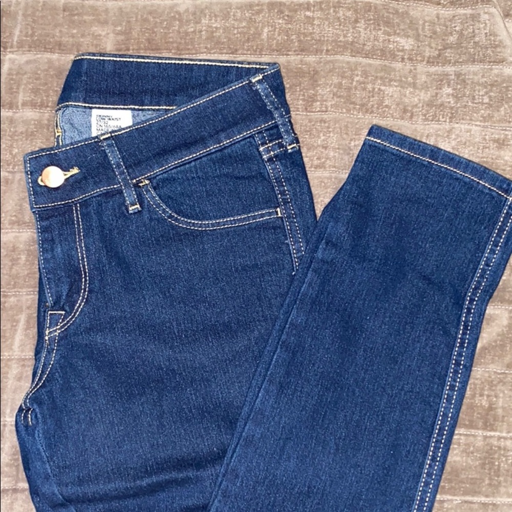 Blue jeans, thick-ish fabric, super cute
